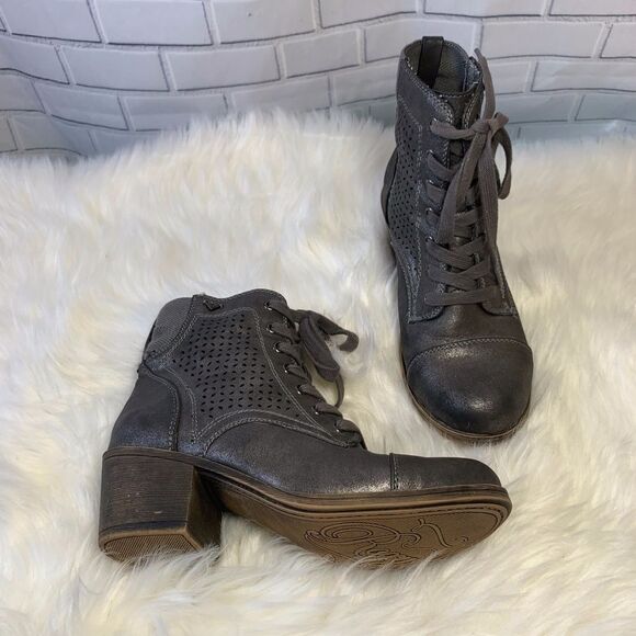 Roxy GarriDistressed Gray Laser Cut Bootie… - Picture 1 of 7